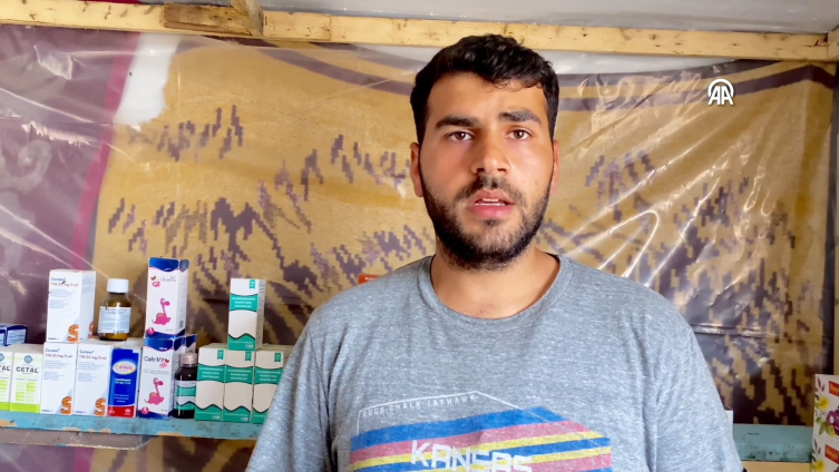 Filistinli eczacı Refah'ta "çadırdan" eczane açtı